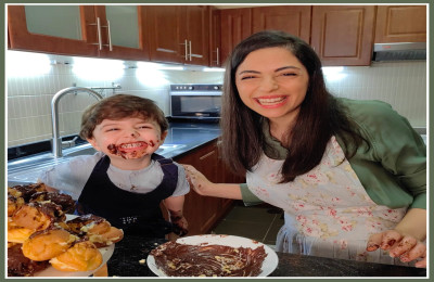 الوالدة سيبال مع ليام : الأسرة تلعب دوراً باكتشاف مهارات الأطفال وتعزيزها