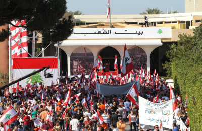 مع الناس خلال اللقاء الشعبي الذي عقده بعيد انتخابه في " قصر الشعب"