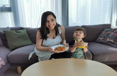 معا يأكلان ما طبخاه