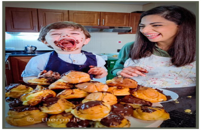 لحظات من الفرح والمتعة في المطبخ بين الام وابنها