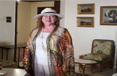 منزل يزخر باللوحات والتحف والتماثيل يتحوّل الى مقهى يستقطب الزوار